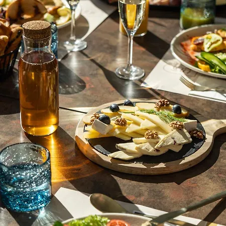 1552 Boutique Hotel 4*